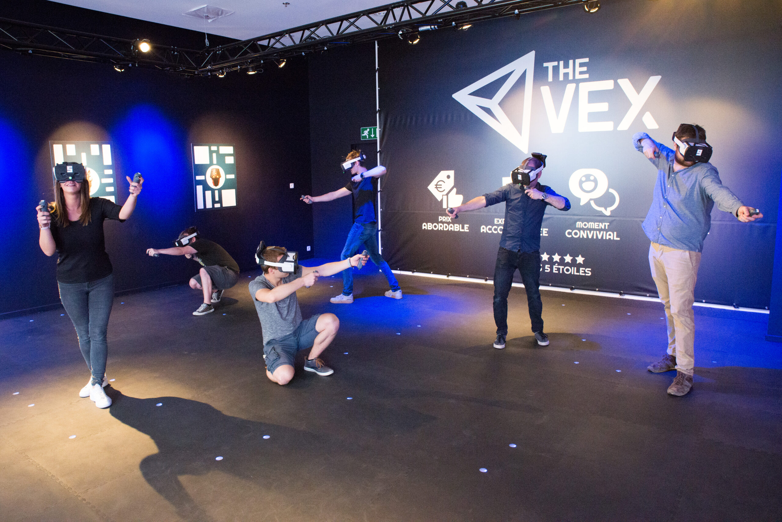 Jugadores experimentando una aventura en realidad virtual en Spark VR Madrid