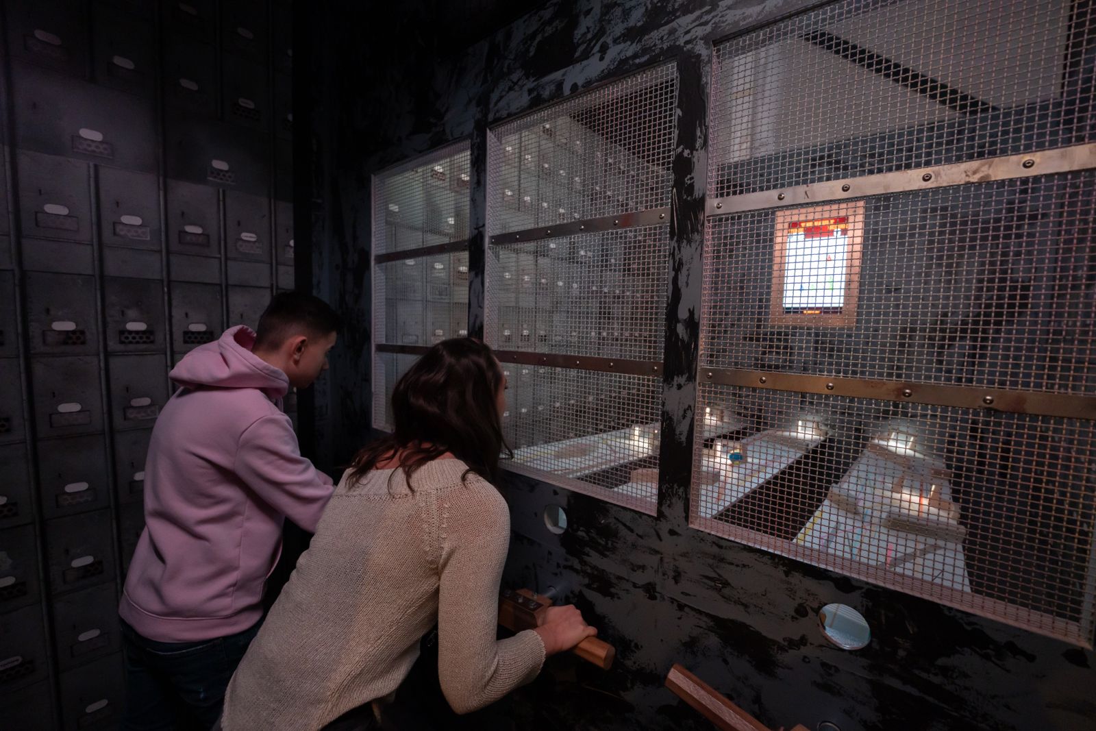 Jugadores resolviendo un reto en una celda de Prison Island Madrid