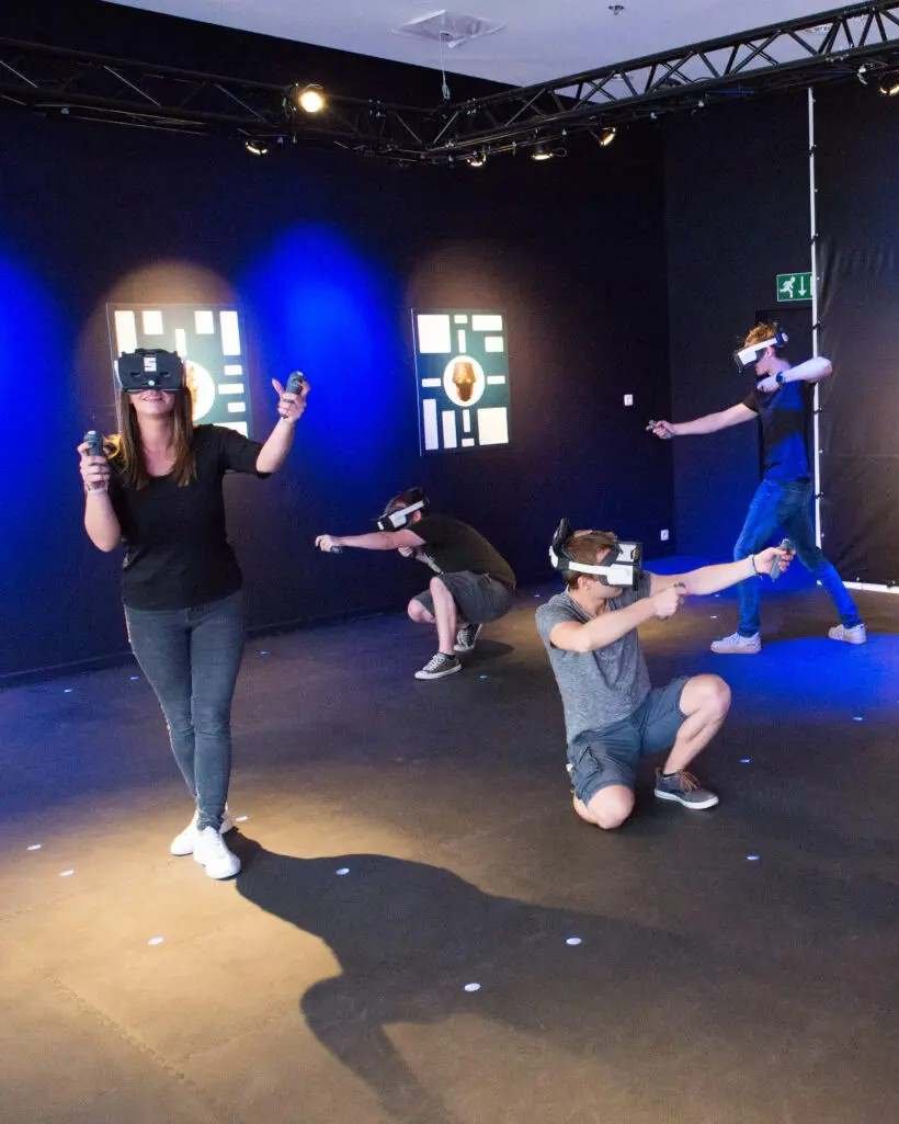Grupo jugando en la arena de realidad virtual de Spark VR